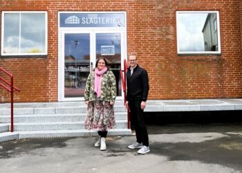Pia Stræde Palmelund og Martin Melchiorsen Andersen foran Slagteriet i Holstebro. Foto: Frysehuset.