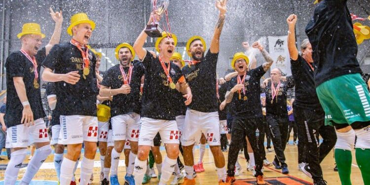 Ruben Winther og HFK fejrer i 2024 triumfen mod de forsvarende mestre fra Gentofte Foto (arkiv): Jacob Strandeng.