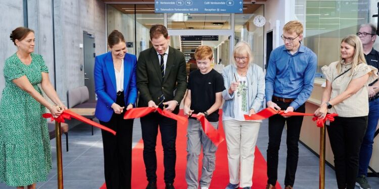 Snoren blev klippet til det nye Diabeteshus - Fra venstre Marie Bjerre, Mads Duedahl, Emil, Dorte Hinzmann og Dennis Ravn Foto Svenn Hjartarson.