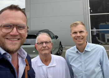 Michael Vendelbo (tv) sammen med Jørgen og Martin Rasmussen hos Vraa dampvaskeri. Foto: Privat.