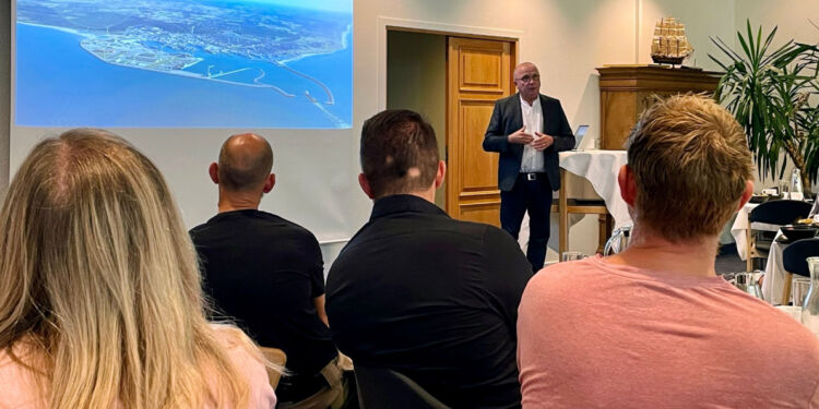Steen Harding Hintze fra Greenport North til morgenmøde hos Hirtshals Handel & Erhverv.