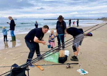 Lystfiskeri fra Husmoderstranden med Nordsøen Oceanarium.