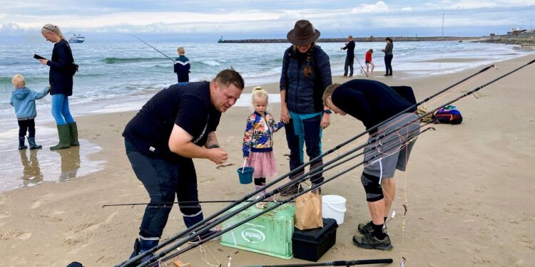 Lystfiskeri fra Husmoderstranden med Nordsøen Oceanarium.
