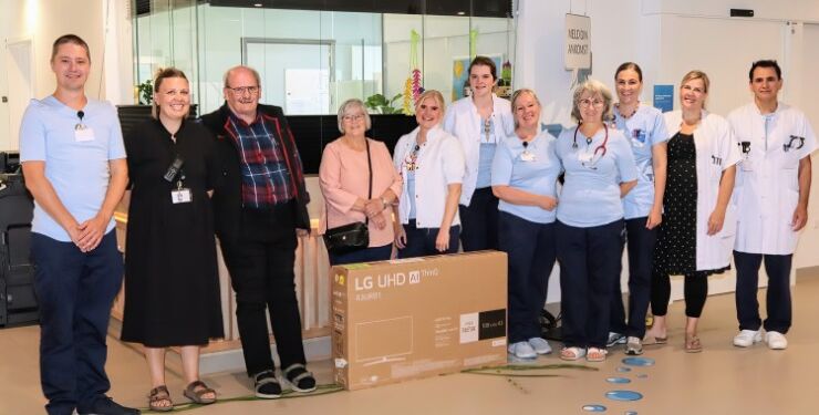 Edna Ludvigsen og Bjarne Hermann Nielsen overraskede Børneafdelingen med den flotte donation.