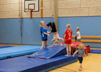 Idrætsforeningens Åbent Hus tiltrak mange, der fik lejlighed til at prøve de forskellige idrætsgrene.