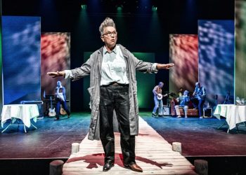 Scene fra "Men her går det godt" på Vendsyssel Teater. Foto: Tao Lytzen.