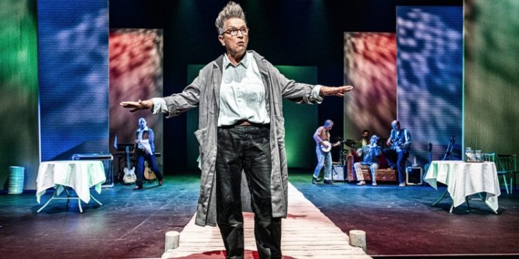 Scene fra "Men her går det godt" på Vendsyssel Teater. Foto: Tao Lytzen.