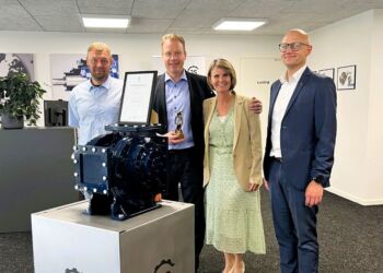 Kim Winther og Mads Pedersen ses her flankere Charlotte Møller Damgaard og Anders Rytter Madsen hos JS Proputec.