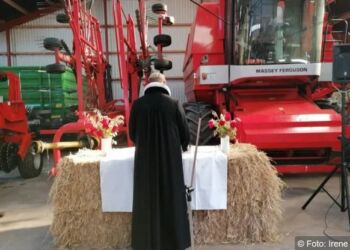 Høstgudstjenesten holdes i laden på gården "Håbet". Tak for lån af foto til Irene Rasmussen