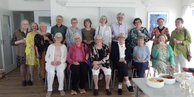 Hele kunstnergruppen LIV fotograferet ved jubilæumsfest i maj 2024. Foto: LIV.