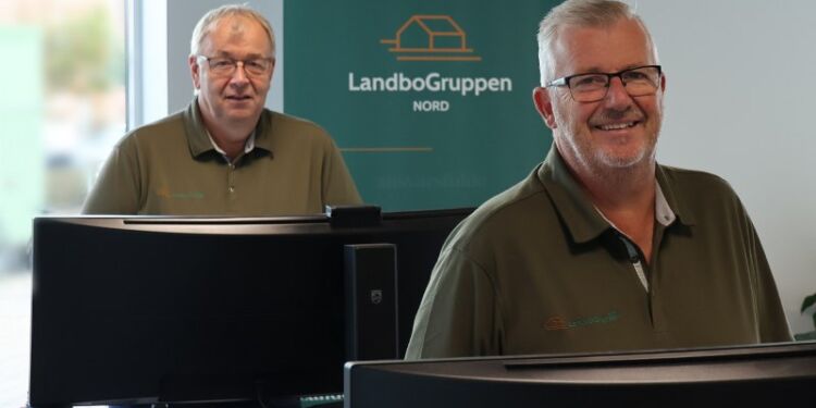 Direktør i LandboGruppen Nord, Hans W. Henriksen (tv.) og ejendomsmægler Hans Henrik Hansen byder velkommen i nye omgivelser. Foto: Privat.