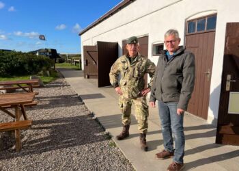 Dennis Furrebæk og Kurt Bærentsen melder klar til militærkøretøjstræf ved Hirtshals Fyr. Foto: Niels Skipper.