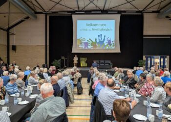 Mette Jakobsen, Frivilligcenter Hjørring, bød velkommen til den årlige fest for frivillige. Sammen med Gurli Kirkedal, Frivillighedens Huse, havde de tilrettelagt et flot program for dagen.