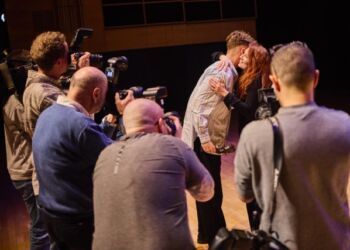Cæciliie overrækker Christian Falck Wolff hovedprisen Årets Pressefoto. Foto: Mikkel Berg Pedersen.