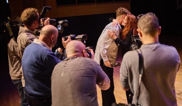 Cæciliie overrækker Christian Falck Wolff hovedprisen Årets Pressefoto. Foto: Mikkel Berg Pedersen.
