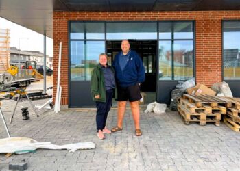 Jannie og Kasper Knudsen foran indgangspartiet til den nye Rema 1000 ved Jyllandsgade i Hirtshals. Foto: Niels Skipper.