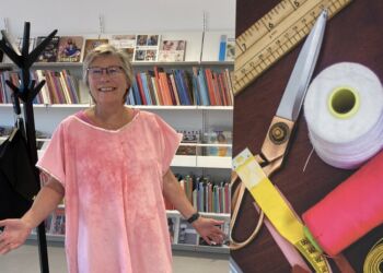 Et aflagt gardin syet om til en strandponcho i Repair Café Hjørring – nemt og gratis.