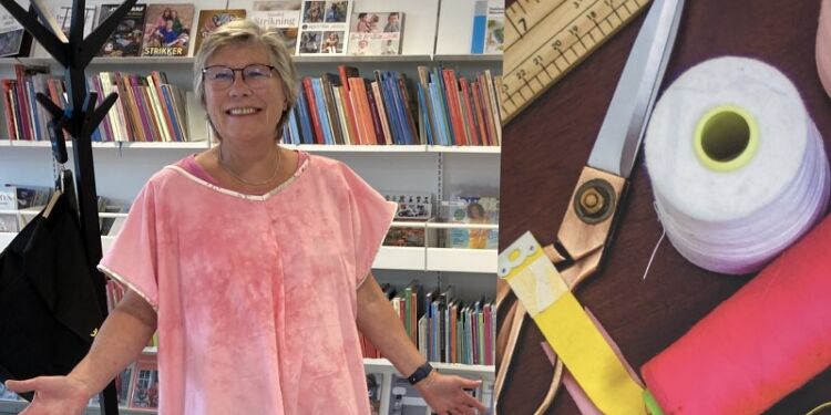 Et aflagt gardin syet om til en strandponcho i Repair Café Hjørring – nemt og gratis.