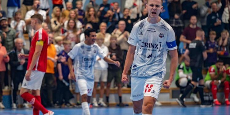 Ruben Winther jubler i trøjen for HFK. Foto: Jim Christensen.