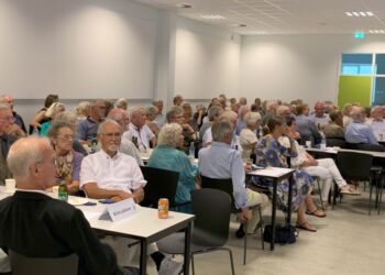 Billederne af de tidligere ansatte blev studeret til jubilardagen på Hjørring Gymnasium.