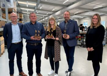 Fra højre ses Marie Abrahamsen (BDO), Indehaver Morten Grove Vejlstrup, Produktionschef Louise Wittorff Olesen, Økonomichef Kim Holm Sørensen, og Mads Pedersen (Spar Nord). Britta Gjøderum Koch.