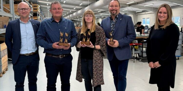 Fra højre ses Marie Abrahamsen (BDO), Indehaver Morten Grove Vejlstrup, Produktionschef Louise Wittorff Olesen, Økonomichef Kim Holm Sørensen, og Mads Pedersen (Spar Nord). Britta Gjøderum Koch.