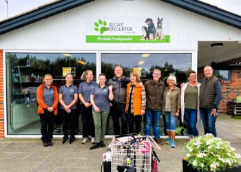 Fra højre ses Jan og Bodil Sørensen, Dorthe og Preben Christensen samt de nuværende indehavere Maria og René Jürgensen sammen med en lille håndfuld af personalet hos Seca's Hundecenter. Foto: Niels Skipper.