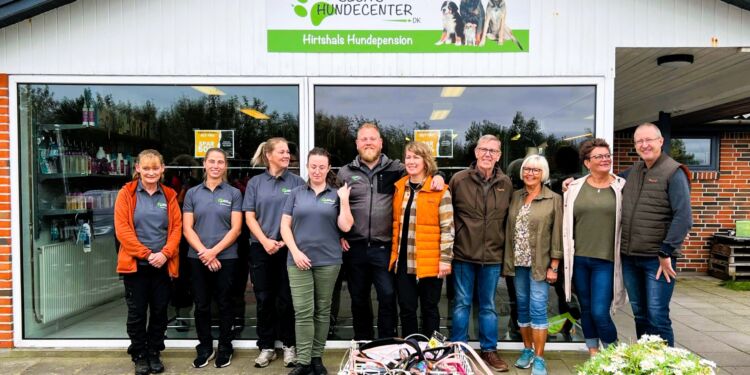 Fra højre ses Jan og Bodil Sørensen, Dorthe og Preben Christensen samt de nuværende indehavere Maria og René Jürgensen sammen med en lille håndfuld af personalet hos Seca's Hundecenter. Foto: Niels Skipper.