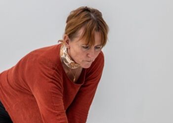 Signe Klejs arbejder på installationen Landskab i bevægelse. Foto: Niels Fabæk.