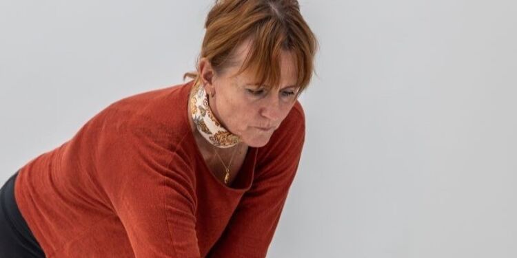 Signe Klejs arbejder på installationen Landskab i bevægelse. Foto: Niels Fabæk.