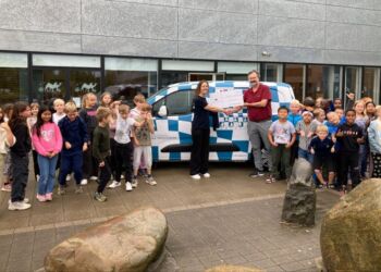 Lars Busk fra LB Foreningen overrækker donationen. Foto: LB.