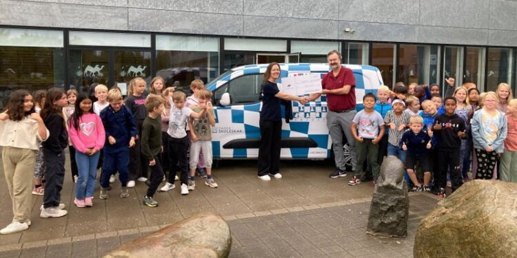 Lars Busk fra LB Foreningen overrækker donationen. Foto: LB.