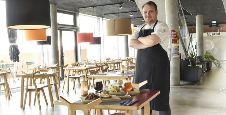 Leder af Teatercaféen på Vendsyssel Teater i Hjørring, Mathias Buus, byder sammen med musikforeningen Under Kniven  velkommen til Tapas & Toner. Foto (arkiv): Vagn Ole Møller Andersen.