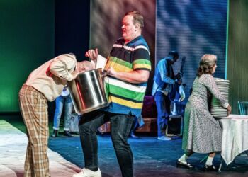 Scene fra forestillingen "Men her går det godt" på Vendsyssel Teater. Foto: Tao Lytzen.