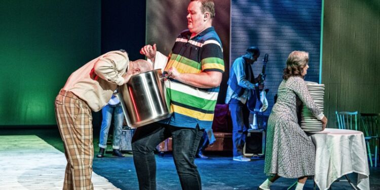 Scene fra forestillingen "Men her går det godt" på Vendsyssel Teater. Foto: Tao Lytzen.