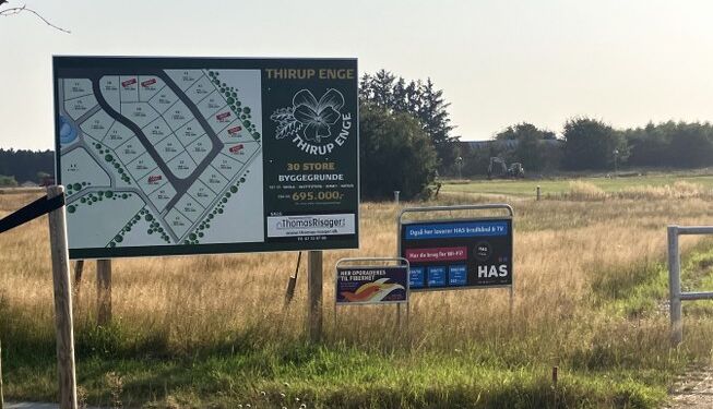 Der er et godt tilbud til dig, der overvejer at købe byggegrund  i Thirup Enge og måske lige skal have solgt noget først. Foto: Palle W. Nielsen