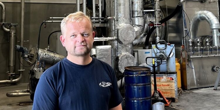 Thomas Kjær ved pyrolyseanlæget i den nye hal ved Vrejlev Møllegård. Foto: Erhverv Hjørring.