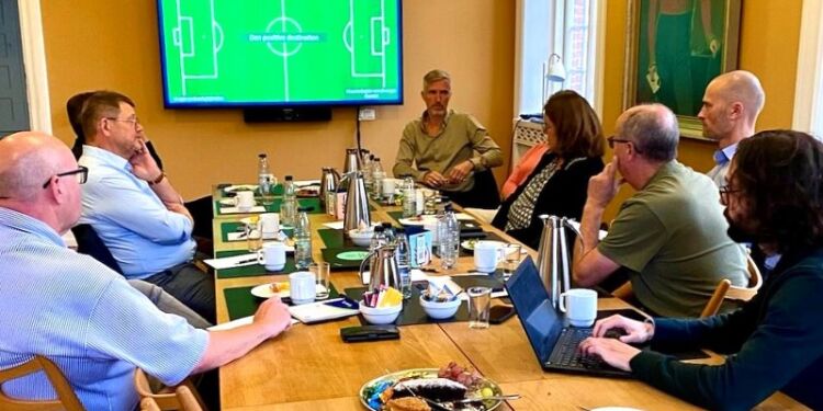 Frontløbergruppen samlet i et lokale hos Business Hjørring. Foto: Privat.