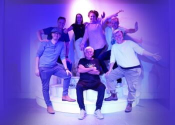 Årets Vrå Revy-hold. Fra venstre: Kapelmester, Andreas Svaneborg og skuespillerne Morten Pedersen, Louise Møller Vejen, Trine Marie Lauritsen, Lars Boelt, Helle Larsen-Ledet og i midten Sven Bertelsen.