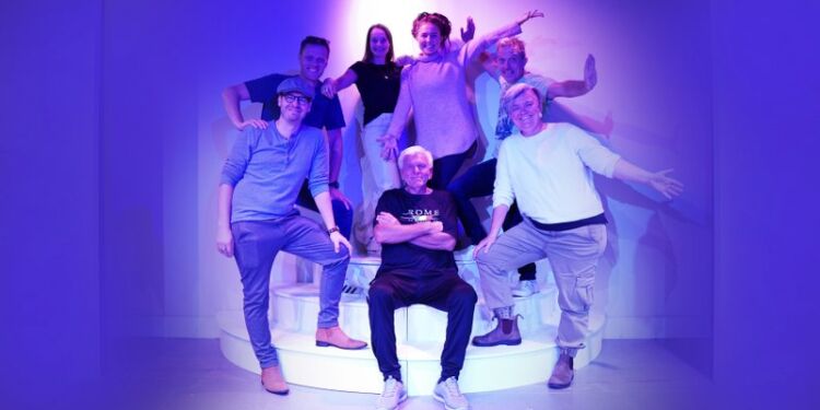 Årets Vrå Revy-hold. Fra venstre: Kapelmester, Andreas Svaneborg og skuespillerne Morten Pedersen, Louise Møller Vejen, Trine Marie Lauritsen, Lars Boelt, Helle Larsen-Ledet og i midten Sven Bertelsen.