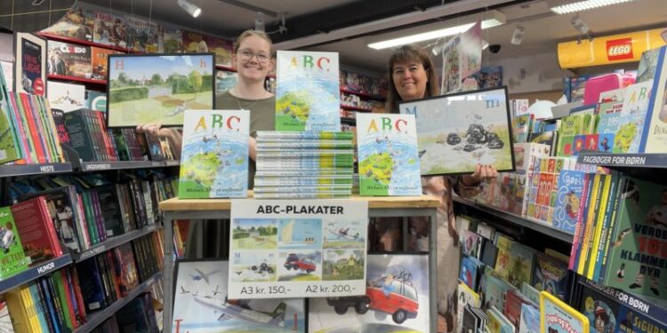 Katrine og Henriette med ABC på wæjlbomol hos Bog & idé i Hirtshals. Foto: Privat.
