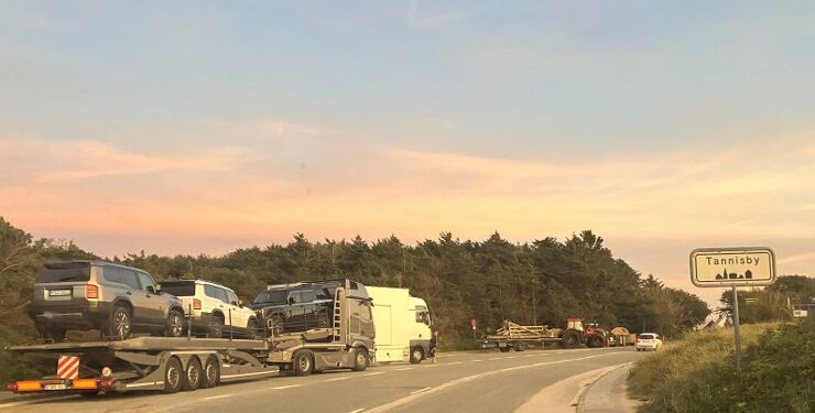 De første biler er ankommet til parkeringspladsen ved Tannishus i Tversted. Foto: Palle W. Nielsen