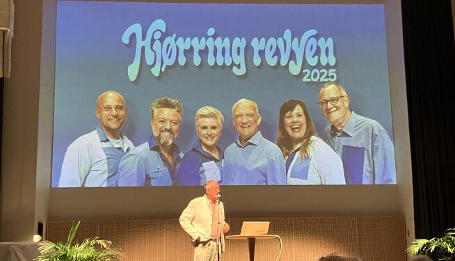 Hjørring Revyen 2025 præsenteres af revydirektør Henrik Baloo Andersen. Fra venstre Rasmus Søndergaard, Kasper Le Fevre, Trine Gadeberg, Preben Kristensen, Marie Moldrup og Henrik Baloo Andersen. Foto: Palle W. Nielsen