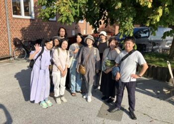Japanere i gården på kulturstedet Tversted Skole. Foto: Palle W. Nielsen