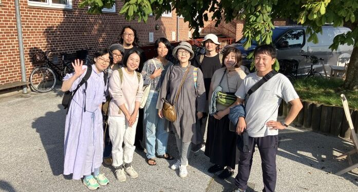 Japanere i gården på kulturstedet Tversted Skole. Foto: Palle W. Nielsen