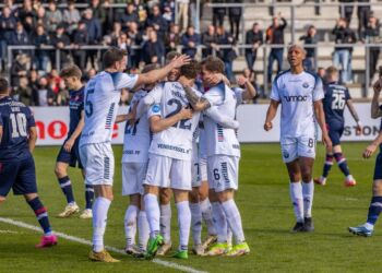 Mads Greve, tv, takker af. Arkivfoto VFF