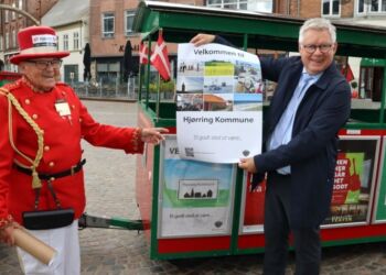 Borgmester Søren Smalbro kom med kommunens nye plakat til Krumme og Krummetoget. Privatfoto