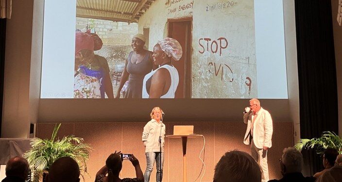 Lisbet Hansen fortæller om Ghana-projektet og takker for de 100.000 kroner fra Hjørring Revyens direktør Henrik Baloo Andersen - med kaffekoppen! Foto: Palle W. Nielsen