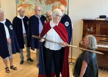 Forperson Lissy Strier Kærholm forestod udnævnelsen, da Marianne Isager i spisestuen på Tversted Skole blev slået til Ridder af Skipper Clement Lauget. Foto: Palle W. Nielsen