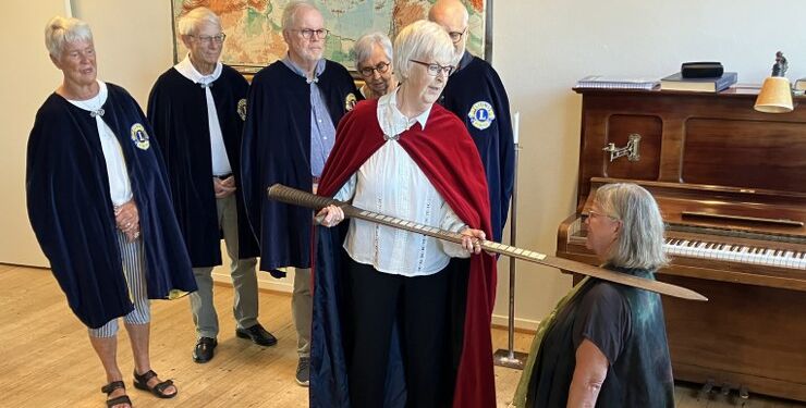 Forperson Lissy Strier Kærholm forestod udnævnelsen, da Marianne Isager i spisestuen på Tversted Skole blev slået til Ridder af Skipper Clement Lauget. Foto: Palle W. Nielsen